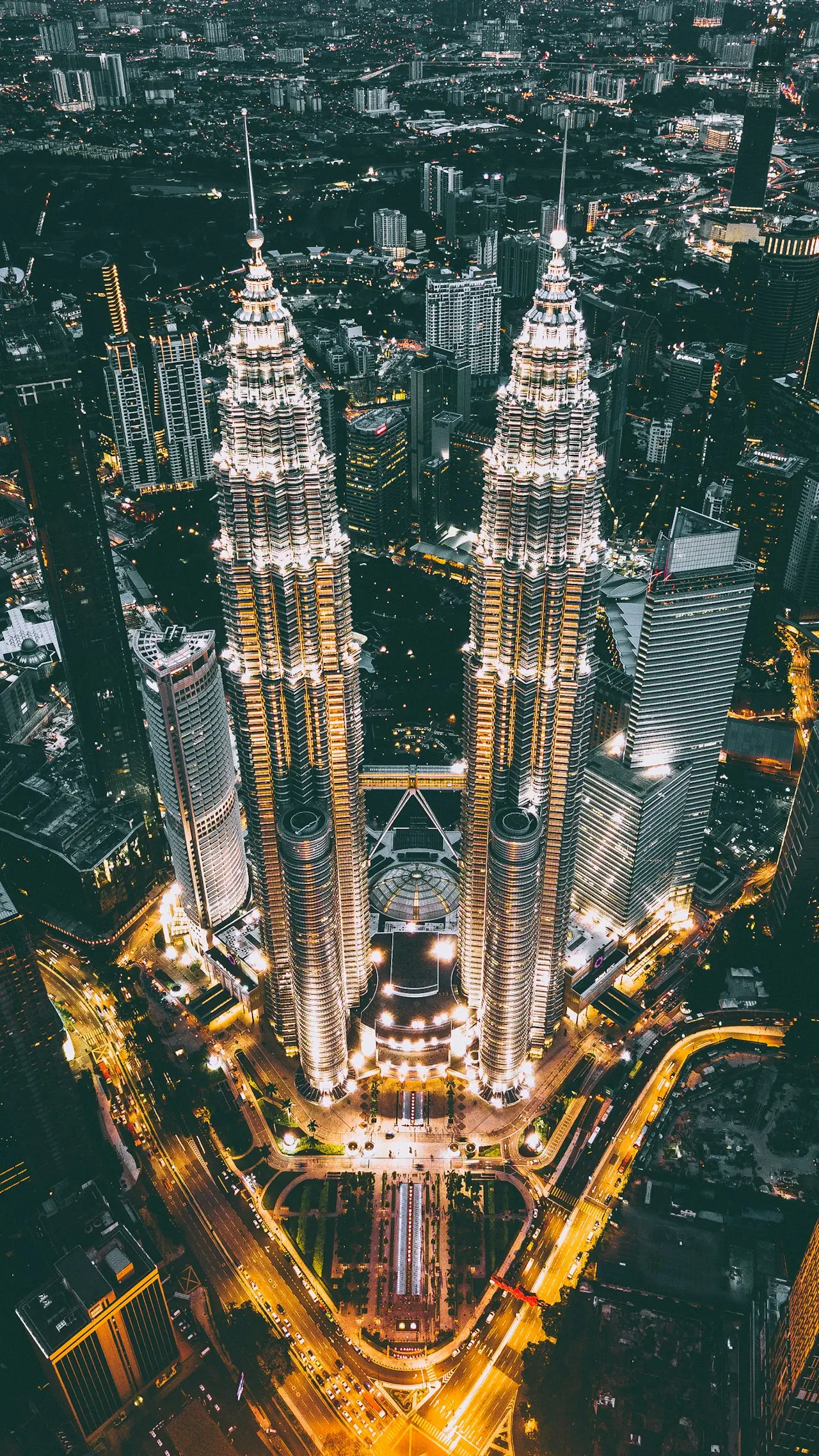 吉隆坡双子塔夜景，马来西亚城市周末出游风景